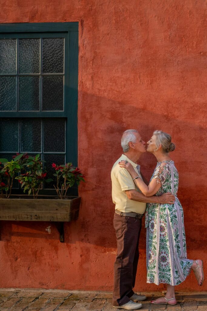 vieux couple heureux - riche au féminin